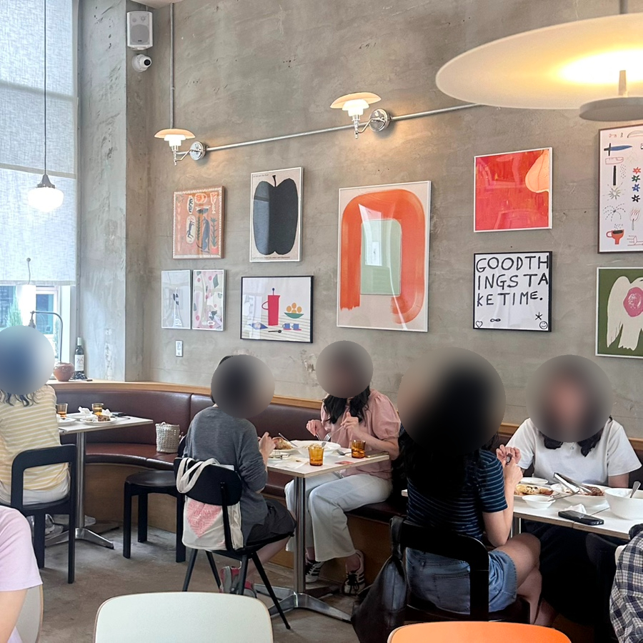 카포 내부 좌석과 갤러리풍 벽면