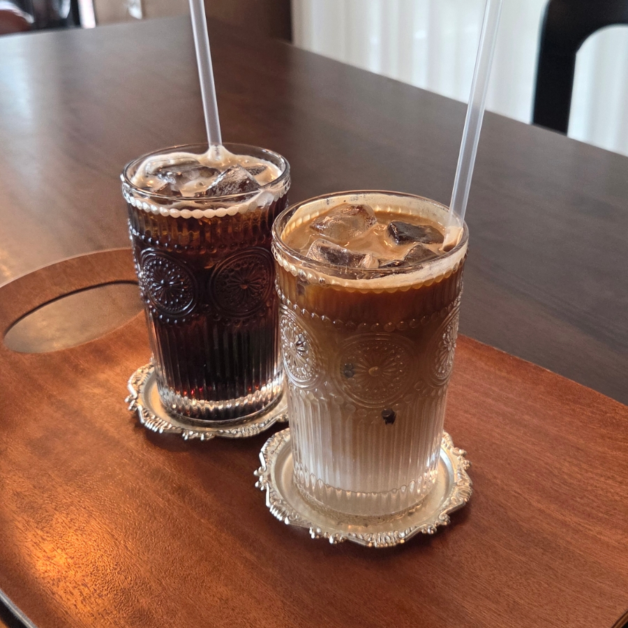 손수담아 아뜰리에 음료 두 잔